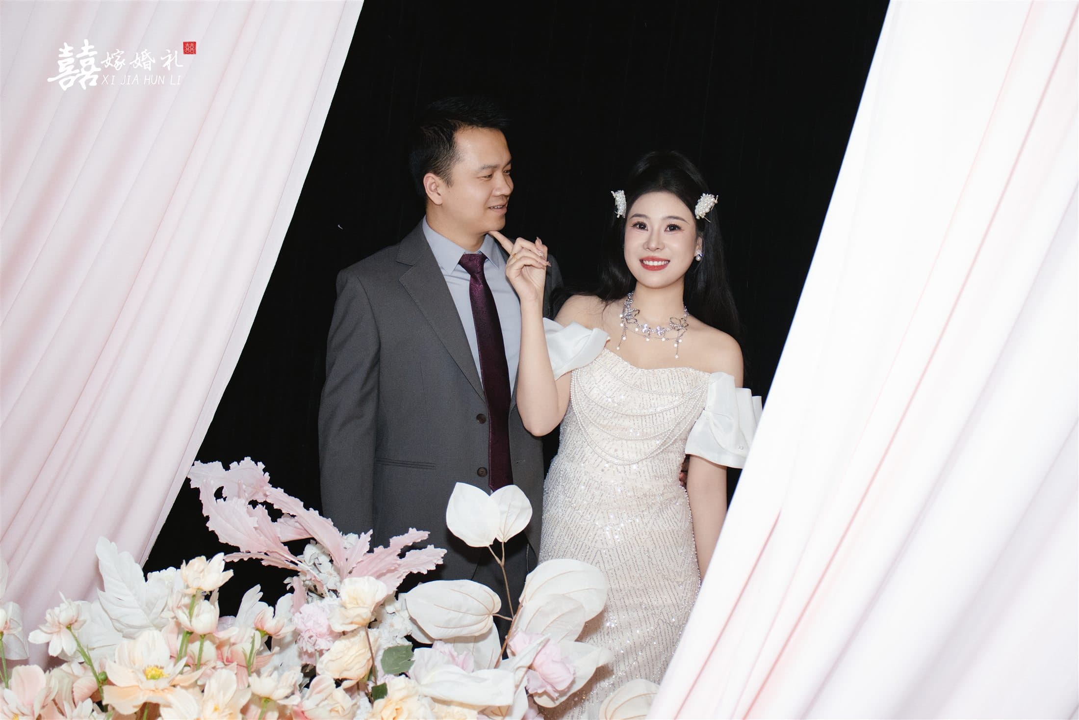 婚礼现场中的新人